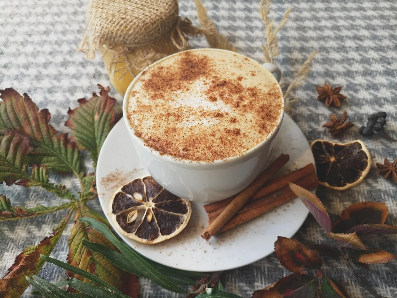 Os compostos ativos da canela, como cinamaldeído e ácido cinâmico, exercem ação protetora do coração devido à sua propriedade anti-inflamatória e a sua capacidade de produzir óxido nítrico.