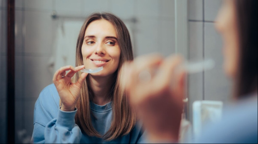 O clareamento dental deve seguir critérios técnicos definidos por um dentista, mesmo quando feito em casa (Imagem: Nicoleta Ionescu | Shutterstock)