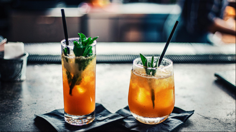 Mesmo pequenas quantidades de bebidas alcoólicas podem envelhecer o cérebro mais cedo do que se acreditava, aponta pesquisa
