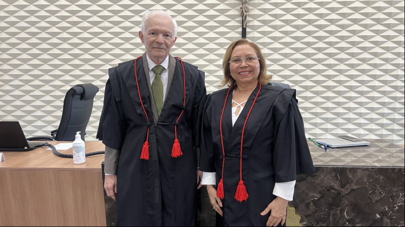 Nova diretora do TRE-CE, Maria Iraneide, ao lado do novo vice e corregedor, Emanuel Albuquerque