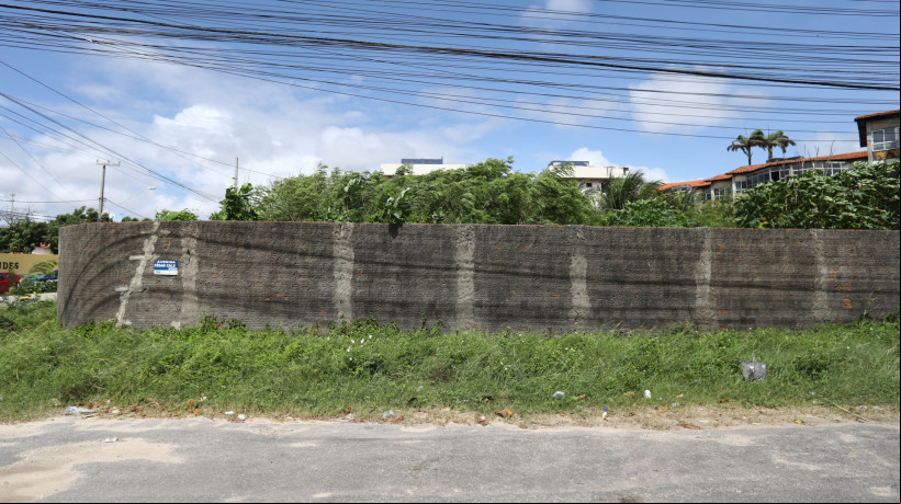 TERRENO abandonado na avenida César Cals, no bairro Praia do Futuro