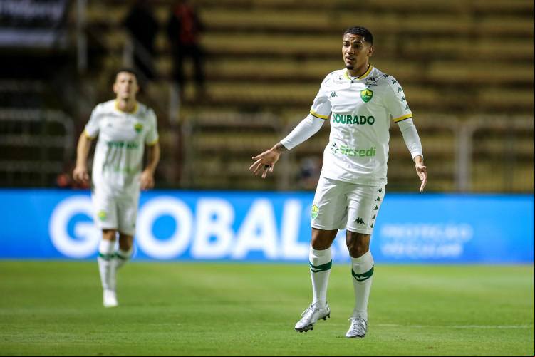 Volante Denilson no jogo Volta Redonda x Cuiabá, no Estádio Raulino de Oliveira, pela Série B 2025 Volante Denilson no jogo Volta Redonda x Cuiabá, no Estádio Raulino de Oliveira, pela Série B 2025