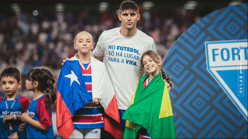 Zagueiro chileno, Kuscevic, do Fortaleza, entrou em campo com duas crianças. Uma com a bandeira do Chile e outra do Brasil