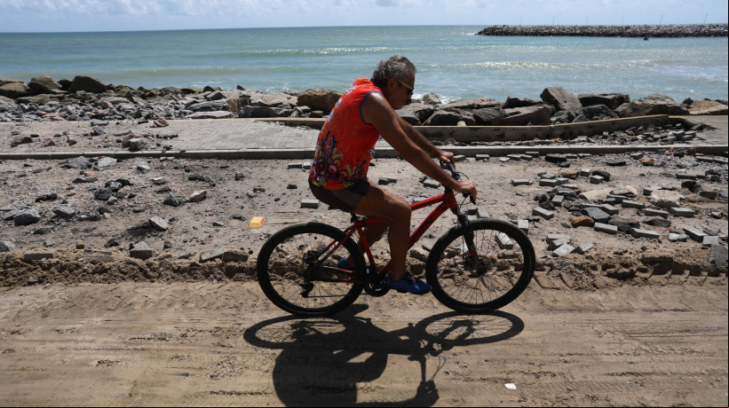 Mar avança e destrói calçadão na praia do Icaraí