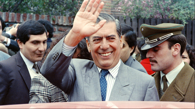 Mario Vargas Llosa candidatou-se à presidência do Peru por uma coligação de centro-direita, em 1990