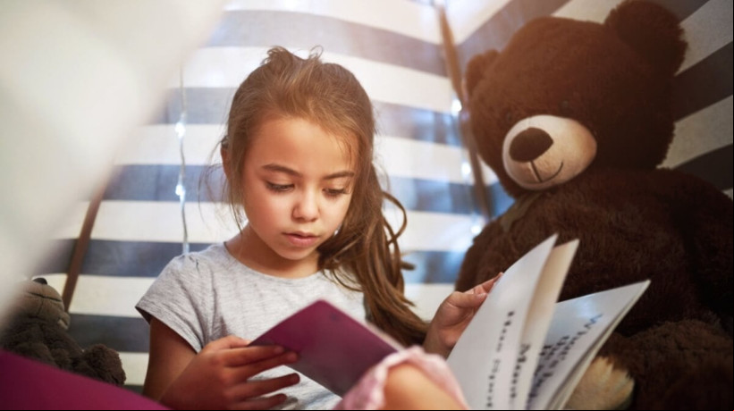 Os livros marcam a infância de uma forma duradoura (Imagem: PeopleImages.com - Yuri A | Shutterstock)
