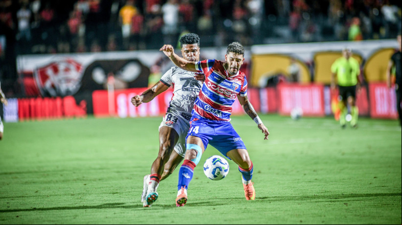 Jamerson e Mancuso disputam lance no Barradão