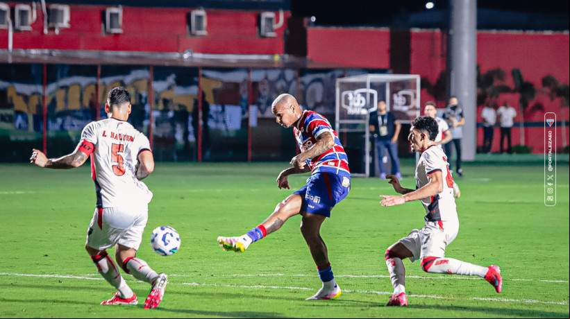 Deyverson, atacante do Fortaleza, durante duelo contra o Vitória