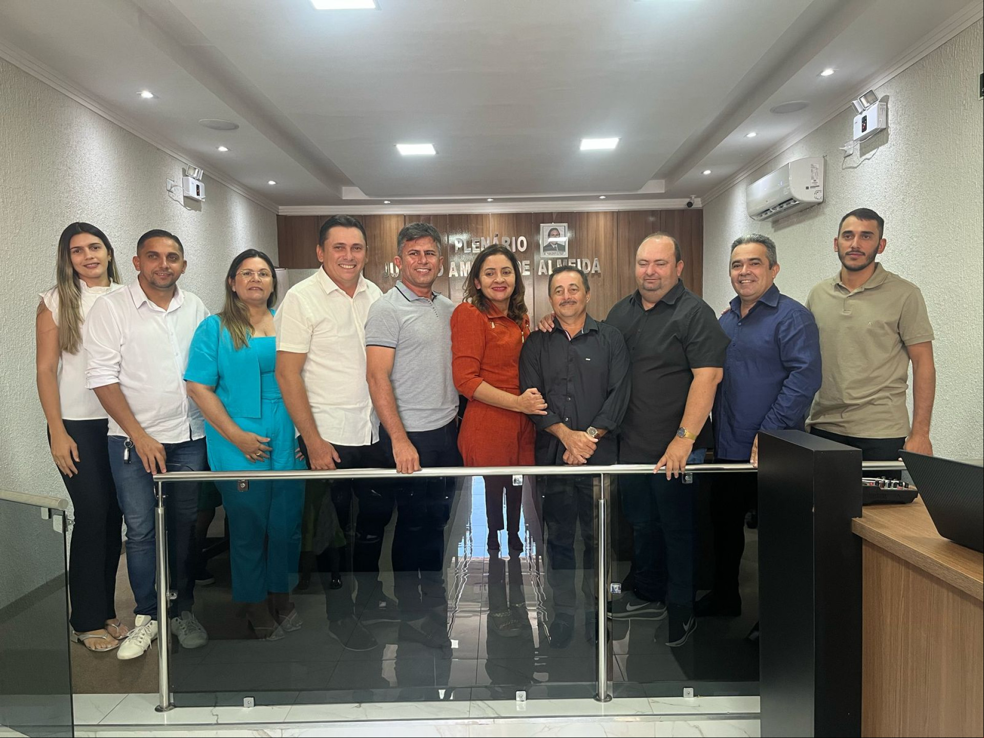 Vereadores de Potiretama ao lado da vice que assumiu como prefeita interina, Solange Campelo (PT). Ela é a que está ao centro, com roupa na cor laranja Vereadores de Potiretama ao lado da vice que assumiu como prefeita interina, Solange Campelo (PT). Ela é a que está ao centro, com roupa na cor laranja