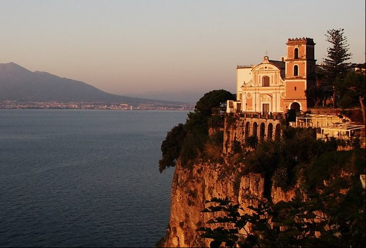 Igreja da Santissima Annunziata - Vico Equense - Construída entre 1320 e 1330. A igreja é famosa por sua localização em um promontório rochoso, com vista para o mar, a Baía de Nápoles e o Monte Vesúvio.