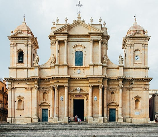 Catedral de Noto - Fica na Sicília. É dedicada a São Nicolau. Começou a ser erguida no início do século XVIII, na reconstrução da região após o terremoto devastador de 1693. Foi concluída em 1776.