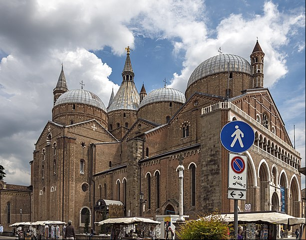 Basílica de Santo Antônio de Pádua - Construída entre 1234 e 1238, tem uma mistura de estilos em que predominam o gótico e o românico. Suas cúpulas revelam a influência bizantina. O interior tem altares renascentistas e barrocos.