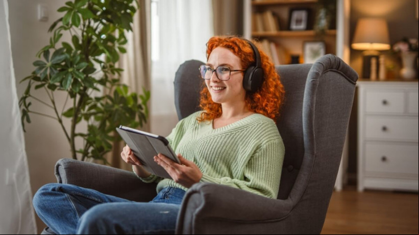 Reconhecer o TEA na fase adulta é um o importante para garantir direitos e inclusão (Imagem: Miljan Zivkovic | Shutterstock)