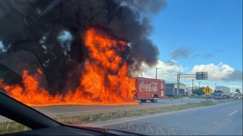 Incêndio é registrado em caminhão de refrigerante no Anel Viário da Região Metropolitana de Fortaleza (RMF) na manhã desta terça-feira, 22