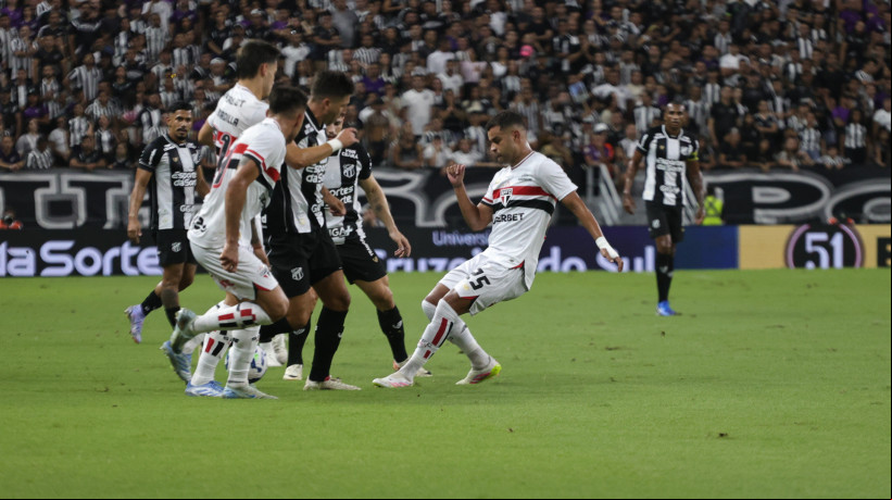 Ceará e São Paulo se enfrentaram em partida válida pelo Brasileirão na Arena Castelão. Torcida fez festa com mosaico para o time.
