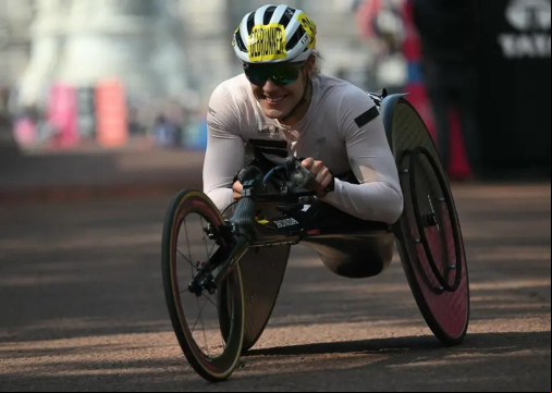 Catherine Debrunner sorri após cruzar a linha de chegada em Londres, na Inglaterra Catherine Debrunner sorri após cruzar a linha de chegada em Londres, na Inglaterra