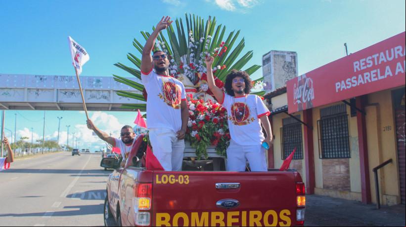 Centro Espírita promoveu carreata em homenagem a São Jorge pelas ruas de Fortaleza