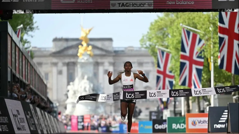 Maratona de Londres 2025: Tigst Assefa cruza a linha de chegada no Palácio de Buckingham