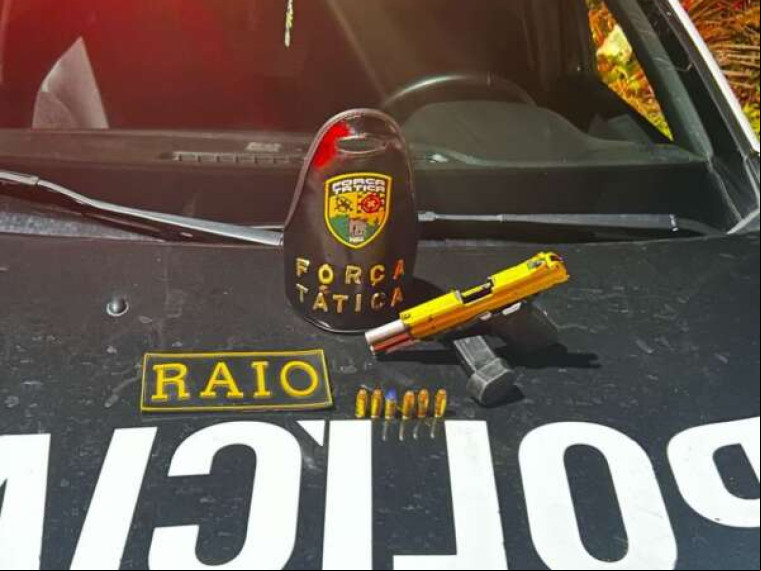 O suspeito portava uma pistola calibre 940, dourada, com seis munições intactas e um carregador vazio O suspeito portava uma pistola calibre 940, dourada, com seis munições intactas e um carregador vazio