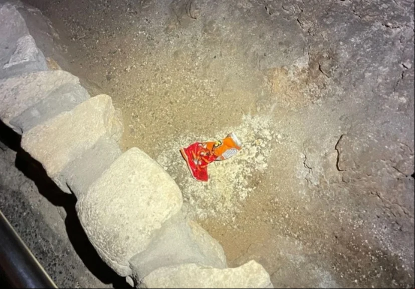 Um pacote de salgadinho Cheetos provocou um enorme prejuízo no ecossistema das Cavernas de Carlsbad, no estado do Novo México, nos Estados Unidos, em 2024. A atração precisou ser fechada para a tomada de providências. O FLIPAR mostrou e republica para quem não viu