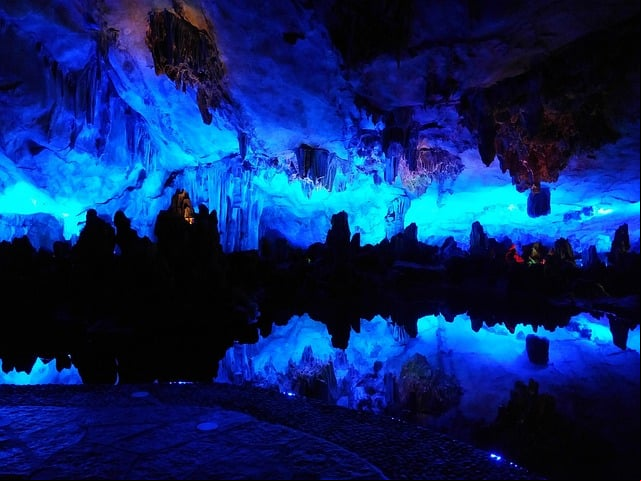 A caverna é composta por pedras calcárias naturais e é repleta de estalactites, estalagmites e formações rochosas incomuns, moldadas pela ação da água e a erosão. Luzes multicoloridas dão um tom fantástico à gruta gigantesca.