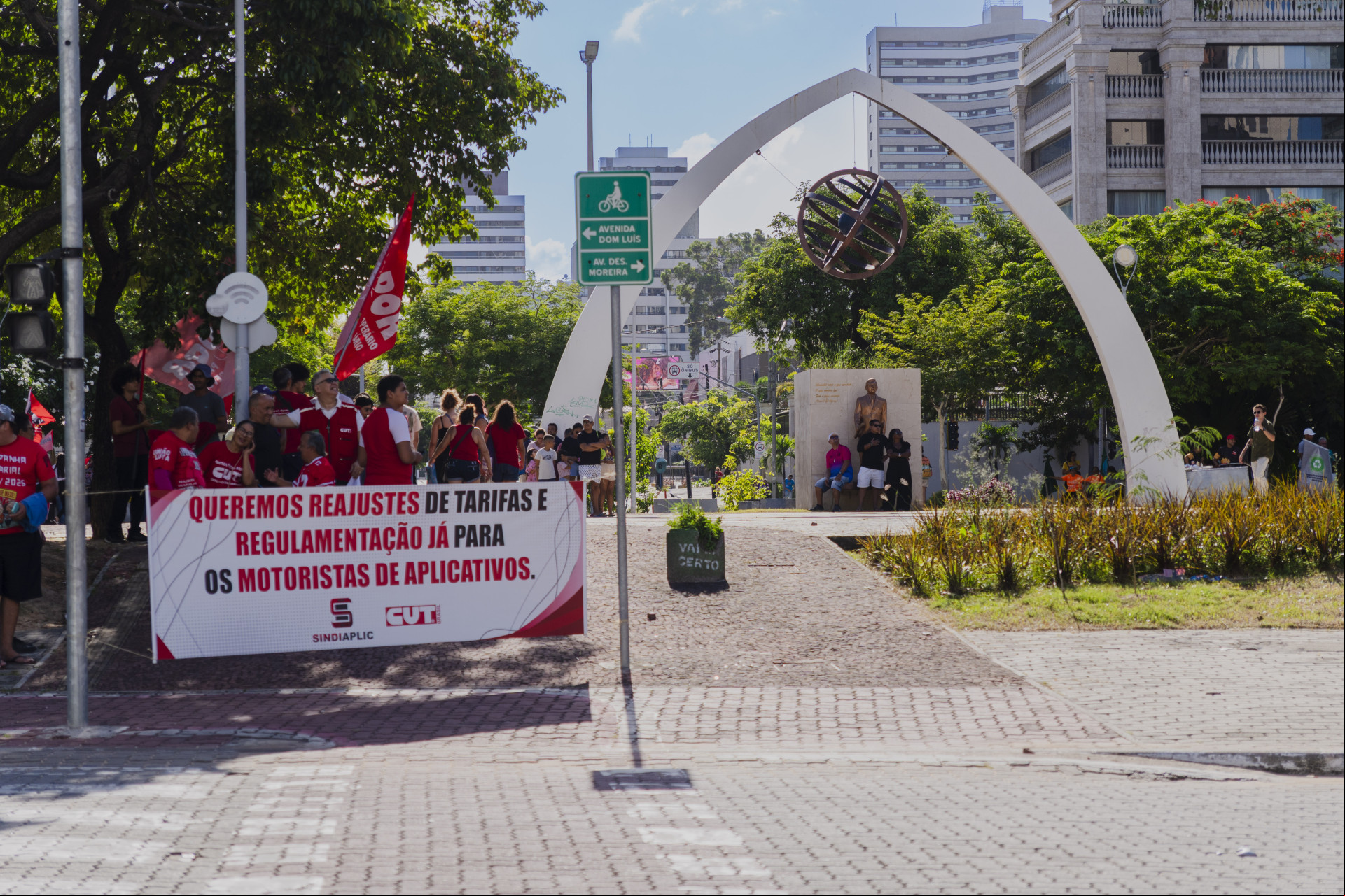 FORTALEZA, CEARÁ, BRASIL, 01-05-2025: Protesto de sindicatos no Dia do Trabalho, que teve concentração na Praça Portugal. O ato contou com a presença de líderes e autoridades.(Foto: Fernanda Barros/ O Povo)