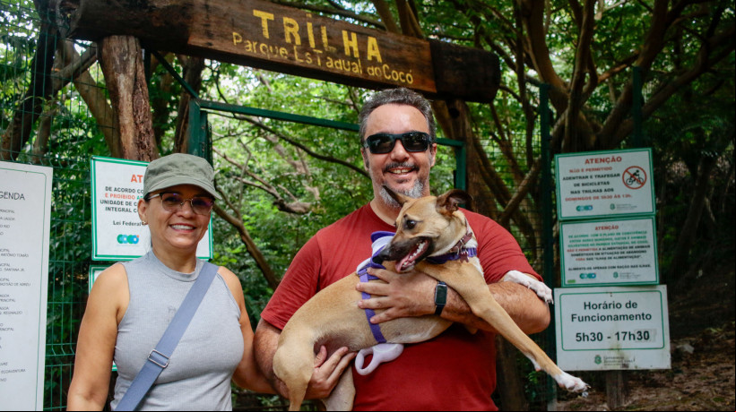 FÁBIO Lobo, 50, com a esposa e a cachorra do casal, Kora
