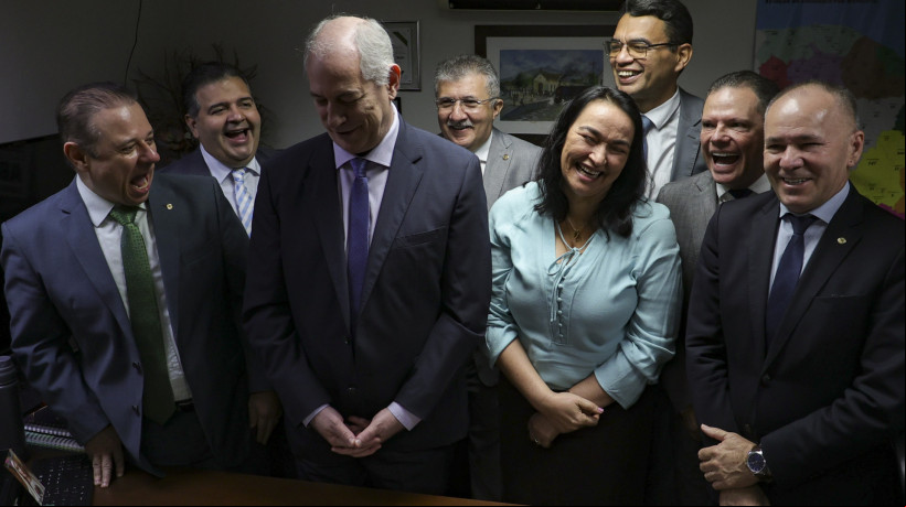 FORTALEZA, CEARÁ, BRASIL- 06.05.2025: .Ciro Gomes se reúne com deputados de oposição na Assembleia Legislativa do Ceará Foto: /Daniel Galber Especial para O POVO)