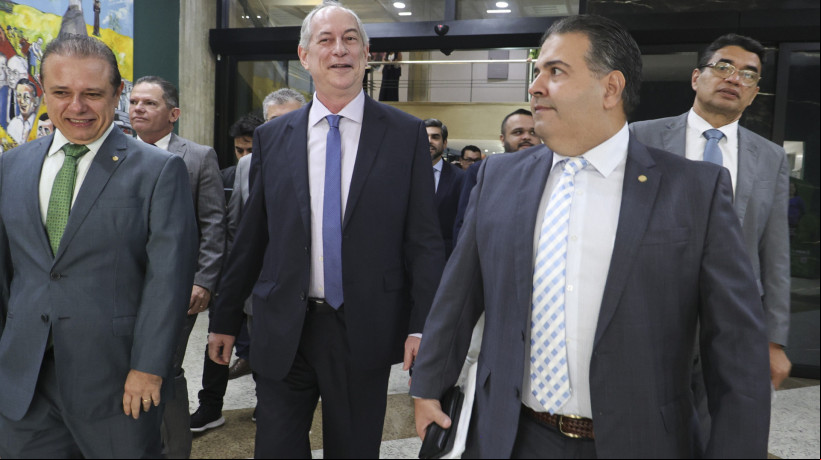 FORTALEZA, CEARÁ, BRASIL- 06.05.2025: .Ciro Gomes se reúne com deputados de oposição na Assembleia Legislativa do Ceará Foto: /Daniel Galber Especial para O POVO)
