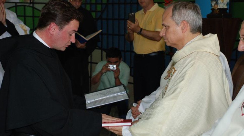 Frei Alexandre Escame professando os votos perpétuos na presença de Frei Robert Francis Prevost, futuro Papa Leão XIV