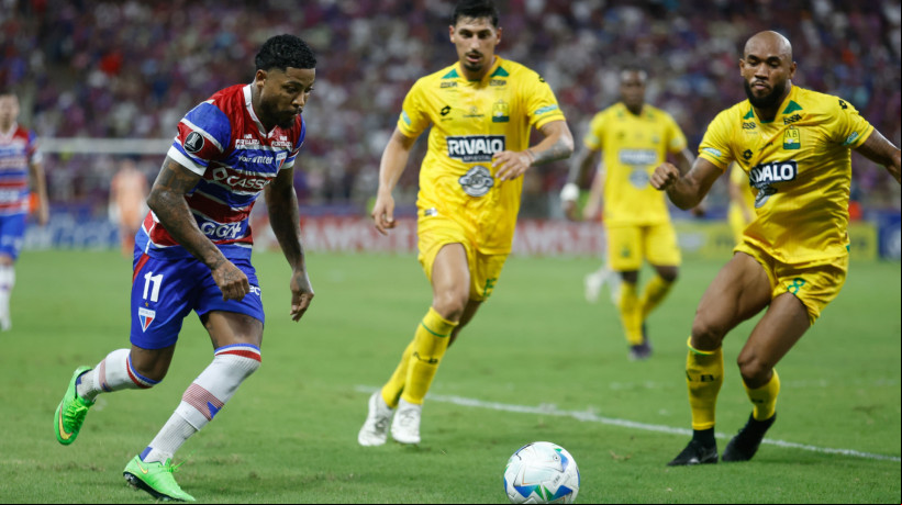 Atacante Marinho em jogo contra o Bucaramanga, na Arena Castelão, pela Libertadores