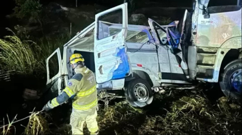 Acidente entre van e caminhão em Minas Gerais deixa, ao menos, quatro mortes de cearenses, que voltavam ao Estado na noite dessa terça-feira, 13