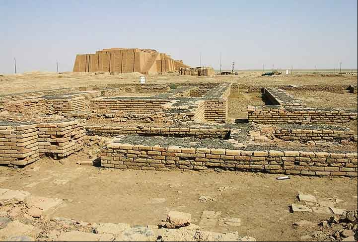 Esses tijolos secados ao sol e depois queimados foram um dos primeiros materiais de construção criados pelo ser humano, e muitos dos monumentos e cidades antigas foram construídos com eles, incluindo a famosa cidade de Ur, na Mesopotâmia.