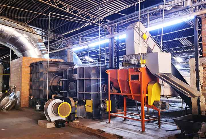 Durante a Revolução Industrial, foram desenvolvidas máquinas para moldagem e fabricação de tijolos, o que permitiu a produção em grande escala e com maior padronização.