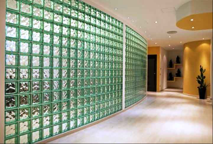 Bloco de vidro:
Transparente e usado para permitir a entrada de luz natural.
É mais decorativo e utilizado em áreas como divisórias ou paredes internas.