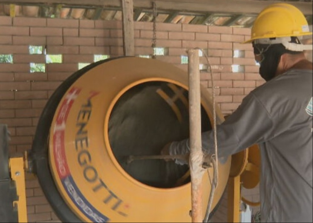 O tijolo produzido pela iniciativa criativa em Pernambuco é um dos tipos de tijolos ecológicos que são preparados a partir do aproveitamento de materiais que seriam desperdiçados.