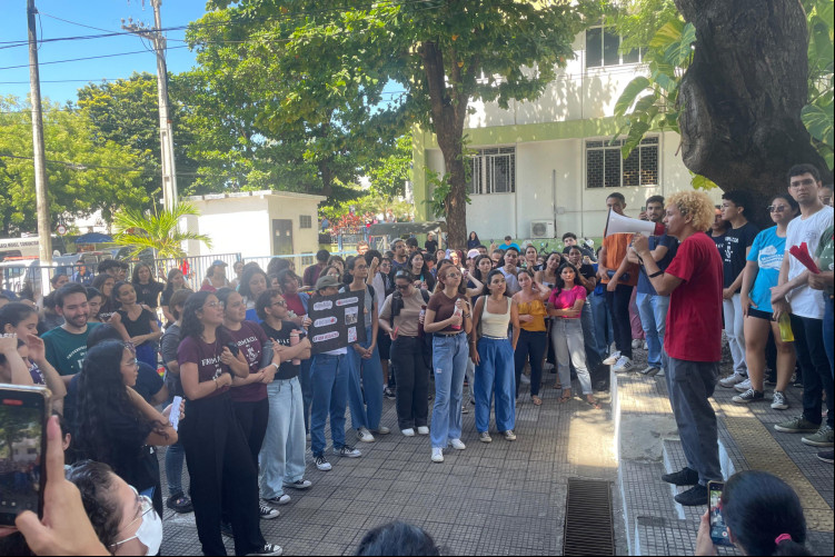 Alunos do Campus do Porangabuçu fazem manifestação contra violência no entorno da Universidade Alunos do Campus do Porangabuçu fazem manifestação contra violência no entorno da Universidade