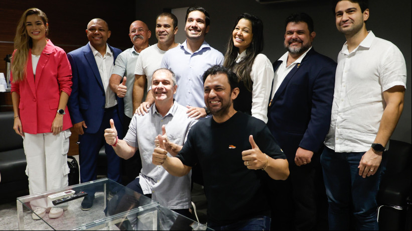 FORTALEZA, CEARÁ, BRASIL- 19..05..2025: André Fernandes com vereadores na Câmara Municipal. /Daniel Galber Especial para O POVO)