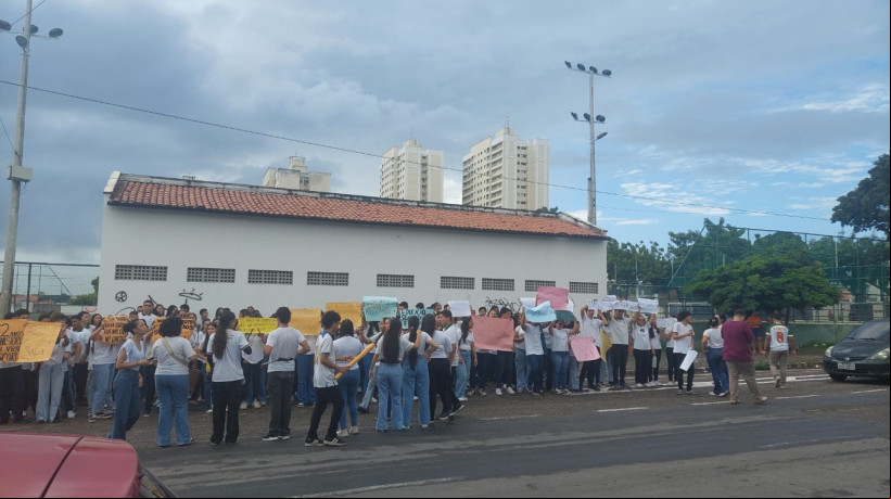 Estudantes da Escola Estadual de Educação Profissional (EEEP) José de Barcelos, no bairro Messejana, em Fortaleza, fazem manifestação para melhorias na infraestrutura nessa quinta-feira, 22