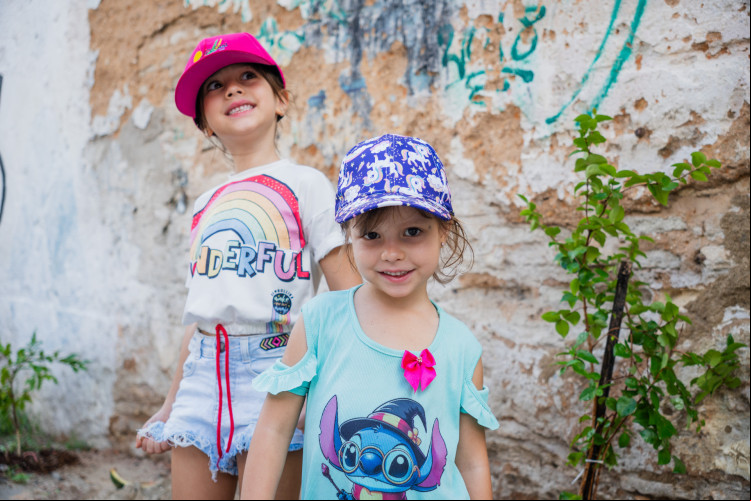 A mãe, Carolina Araújo, levou Helena, de 7 anos, e Isadora, de 4 anos, para acompanhar o plantio de mudas. A mãe, Carolina Araújo, levou Helena, de 7 anos, e Isadora, de 4 anos, para acompanhar o plantio de mudas.