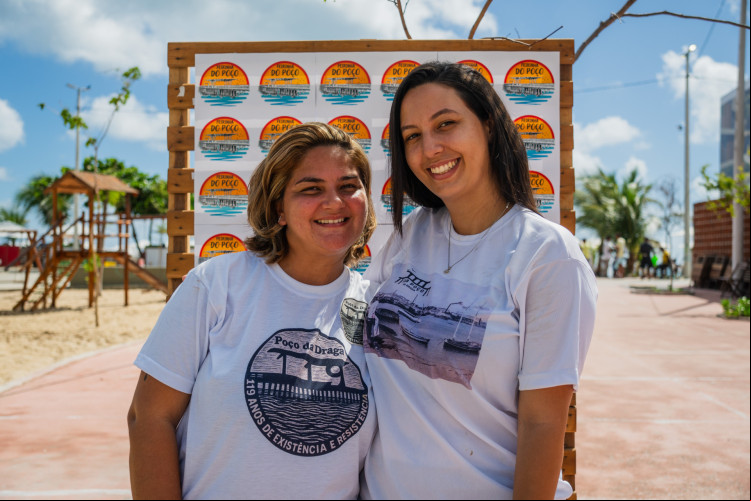 Djeyne Rudolf, coordenadora da "Feirinha do Poço", e Mariana Vasconcelos, 28 anos, produtora de eventos do Poço da Draga. Djeyne Rudolf, coordenadora da "Feirinha do Poço", e Mariana Vasconcelos, 28 anos, produtora de eventos do Poço da Draga.