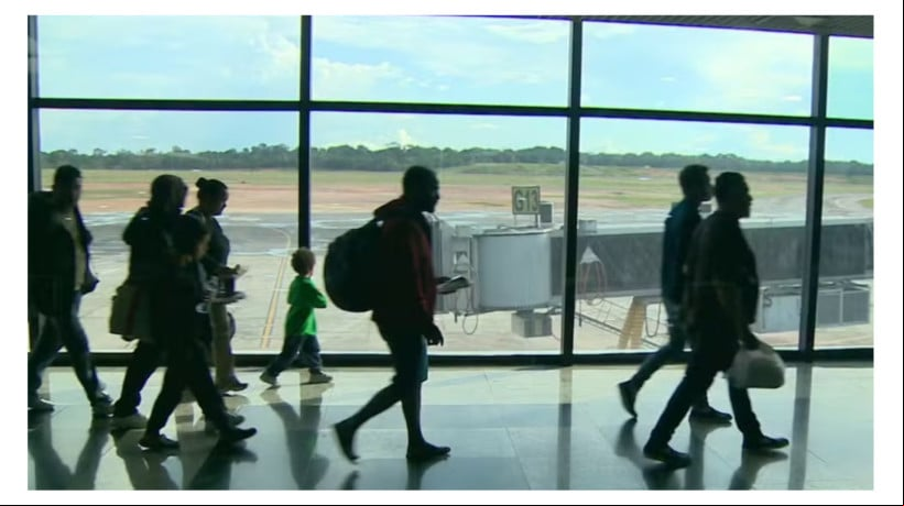 Brasileiros deportados chegam ao país em voo dos EUA