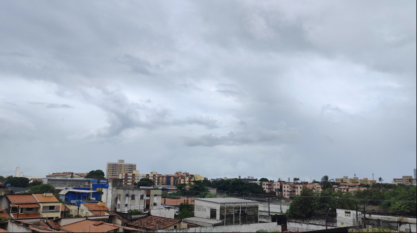 Manhã de chuva em Fortaleza neste domingo, 25