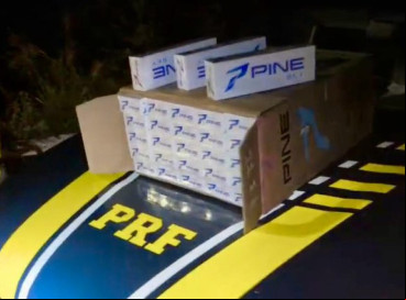 Carreta vinda do Rio Grande do Norte com cigarros ilegais ao Ceará foi interceptada na rodovia CE-040 nesse domingo, 25. A Superintendência Regional da Polícia Federal em Fortaleza (SRPF/CE) será responsável pela contagem dos tabacos contrabandeados  