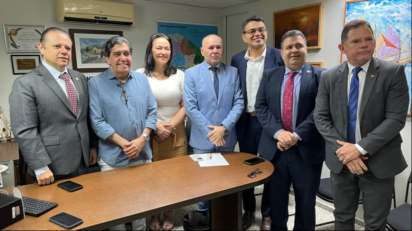 O ex-secretário da Saúde, Cabeto Martins, em encontro com deputados estaduais da oposição na Assembleia Legislativa do Ceará (Alece)