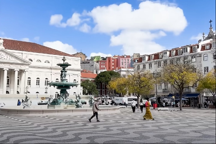 A medida gerou críticas de páginas ligadas à direita radical, que veem essa brasileirização como uma ameaça à identidade portuguesa.