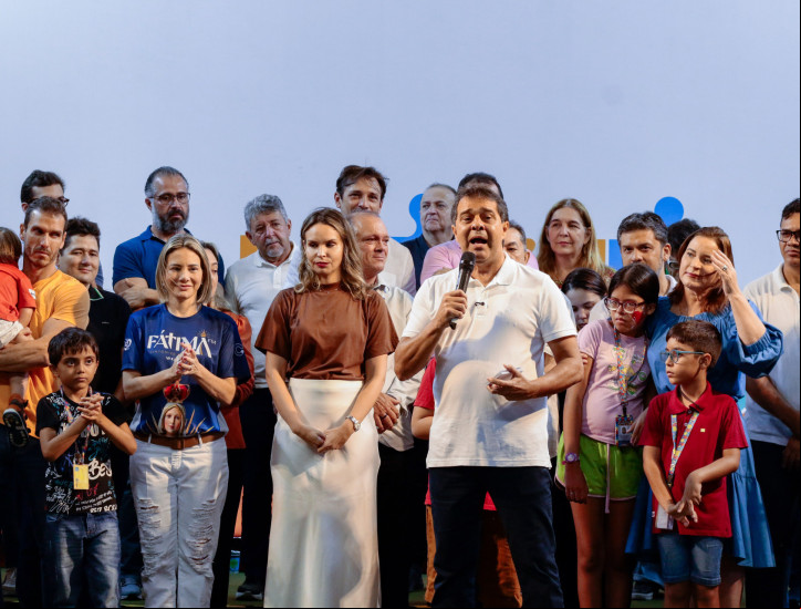 Prefeito Evandro Leitão e vice Gabriela Aguiar em entrega de carteirinhas de identificação de pessoas com Transtorno do Espectro Autista (TEA) no Ginasio Paulo Sarasate
