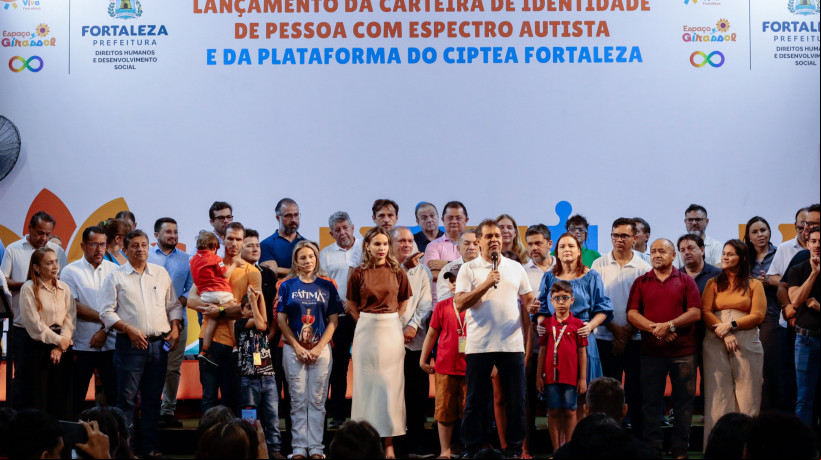 Prefeito Evandro Leitão e Gabriela Aguiar em entrega de 785 carteirinhas de identificação de pessoas com Transtorno do Espectro Autista (TEA), no Ginásio Paulo Sarasate 