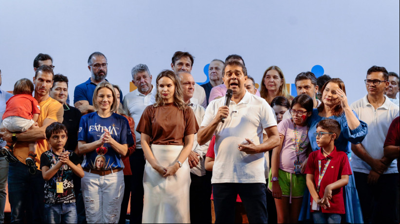 Prefeito Evandro Leitão e vice Gabriela Aguiar em entrega de carteirinhas de identificação de pessoas com Transtorno do Espectro Autista (TEA)  no Ginasio Paulo Sarasate 