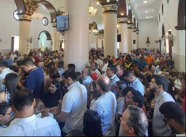 Fiéis lotam Igreja Matriz de Barbalha na abertura da Festa de Santo Antônio 